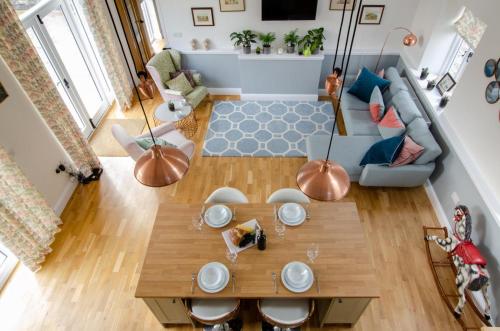 an overhead view of a living room with a table at The Turnip House in Edgefield