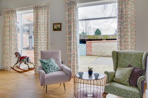 a living room with a chair and a chair at The Turnip House in Edgefield