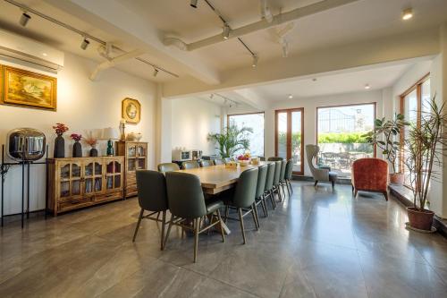 a dining room with a table and chairs at Floral Hotel Dali Ershuang Sea View in Dali