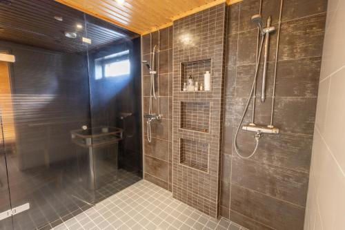 Un baño con ducha, lavabo e inodoro. en Pajuniemen Uusi Kartano, en Sotkamo