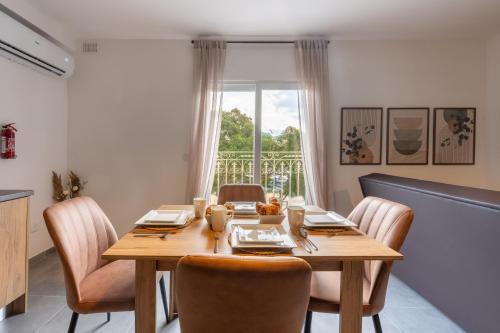 a dining room with a wooden table and chairs at Marina Di Valletta View Apartment in Tal-Pietà