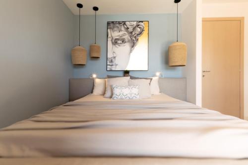 Ένα ή περισσότερα κρεβάτια σε δωμάτιο στο Exclusive Pool Access, 2 floors, Balcony View, Parking