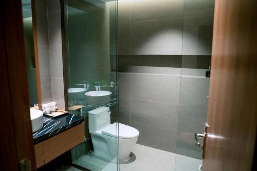 a bathroom with a toilet and a sink at Toàn Cầu Hotel Quảng Bình in Dong Hoi