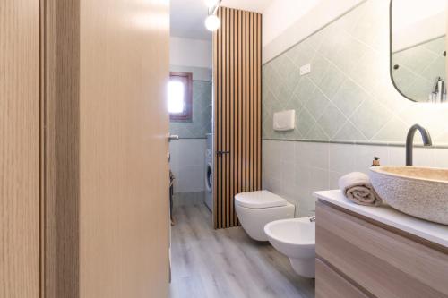 Ένα μπάνιο στο Exclusive Pool Access, 2 floors, Balcony View, Parking