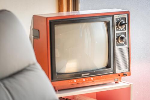 an old tv sitting on top of a table at HANABI棟-BASE棟 サウナ BBQ 農業体験 花火 が楽しめる ペット可 貸し切りで最大12名宿泊可能 Wi-Fi完備 in Katori