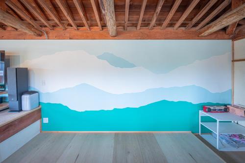 a room with a blue and white wall at HANABI棟-BASE棟 サウナ BBQ 農業体験 花火 が楽しめる ペット可 貸し切りで最大12名宿泊可能 Wi-Fi完備 in Katori
