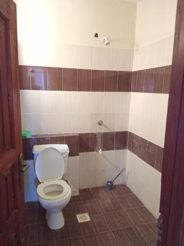 een badkamer met toilet en douche bij Mtwapa Luxurious Residence with Pool B1M in Mombasa