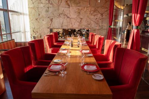 Posezení v ubytování InterContinental Beijing Beichen by IHG l Walking Distance to Bird's Nest & Water Cube & Metro Station l Interconnected with China National Convention Center l Award-winning Club Lounge with Mixologist l Direct Metro Line to Wangfujing