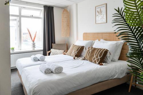 Una cama o camas en una habitación de Beachside Room for 2 - Close to the shore