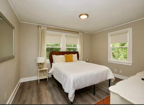 Voodi või voodid majutusasutuse Stylish Bungalow Near Fort Benning toas