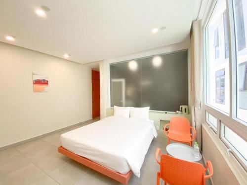 Кровать или кровати в номере Bazan Dalat Hotel