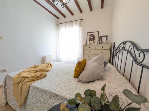 a bedroom with a bed and a window at Mirador de San Andrés in Calatayud