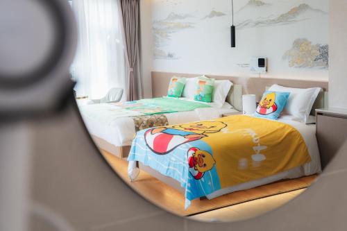 a reflection of two beds in a room at Shangge Boya Hotel in Shangri-La