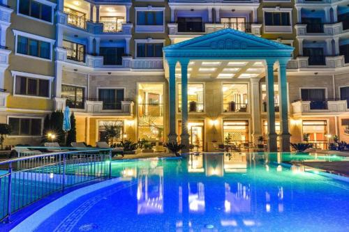 una grande piscina di fronte a un edificio di 2-Bedroom Apartment in Villa Florence Boutique ApartHotel a Sveti Vlas