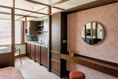 un soggiorno con specchio e una cucina di Locke at Postbyen a Copenaghen