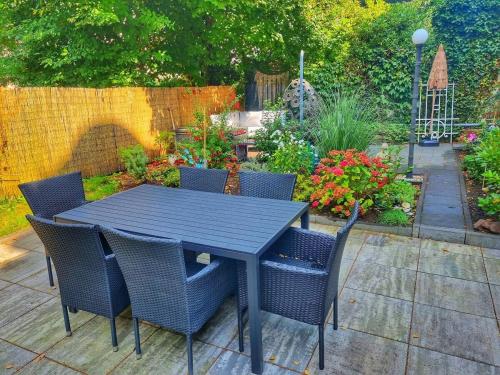 Κήπος έξω από το 2 Zimmer Apartment am Zoo mit Garten