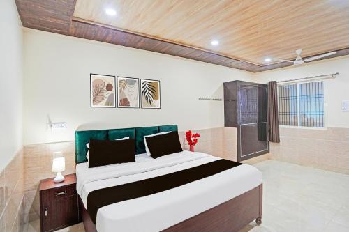 Ένα ή περισσότερα κρεβάτια σε δωμάτιο στο Super Hotel O Varanasi Banaras Junction Formerly Girija Palace