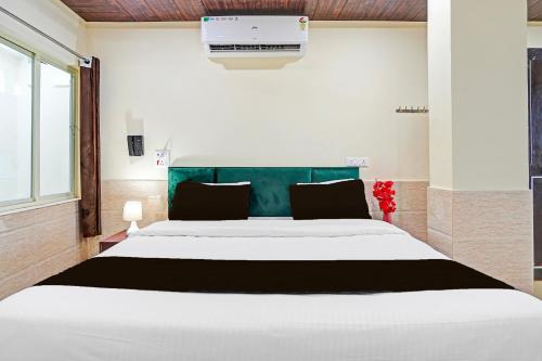 Ένα ή περισσότερα κρεβάτια σε δωμάτιο στο Super Hotel O Varanasi Banaras Junction Formerly Girija Palace