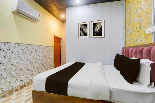 Postel nebo postele na pokoji v ubytování Super Hotel O Banaras Junction BLW