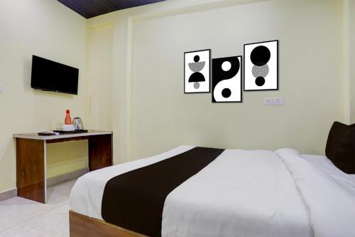 Postel nebo postele na pokoji v ubytování Super Hotel O Banaras Junction BLW