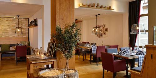 a dining room with tables and chairs in a restaurant at Landhotel Schnuck in Schneverdingen
