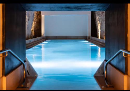 Piscina en o cerca de Mercury Tower Suites with pool access