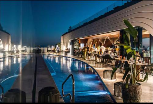 Piscina en o cerca de Mercury Tower Suites with pool access