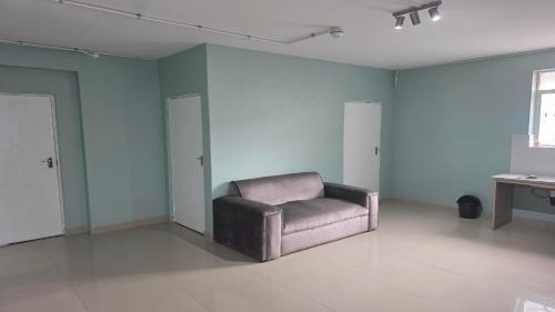 Ruang duduk di 112 on Park Drive