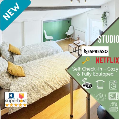 a bedroom with two beds and a sign in front of it at CATTENOM NEW NOVÝ NOWY НОВИЙ - 3 min Parking, Wi-Fi, Nespresso - Repos assuré, calme & confort - Rest guaranteed, quiet & comfy in Hayange