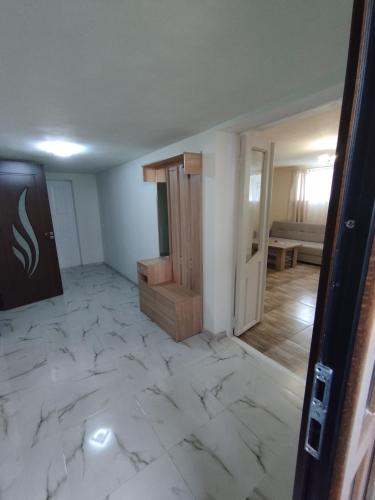 pokój z białą marmurową podłogą i pokój z drzwiami w obiekcie Guest House w mieście Giumri