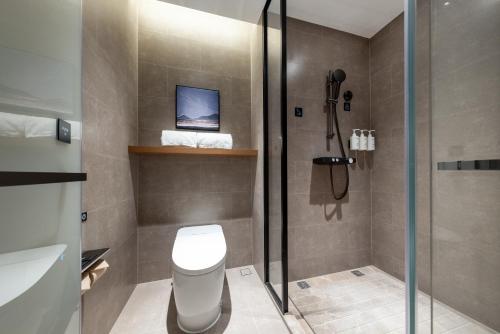 Ένα μπάνιο στο Atour Hotel Foshan Qinghuiyuan Dongle Road Subway StationShunde MiXc Shopping Mall