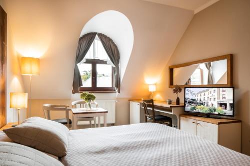 Una cama o camas en una habitación de Wellness Hotel Gendorf
