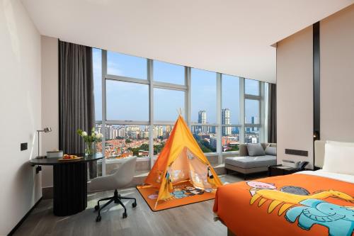 Ένα ή περισσότερα κρεβάτια σε δωμάτιο στο Atour Hotel Foshan Qinghuiyuan Dongle Road Subway StationShunde MiXc Shopping Mall