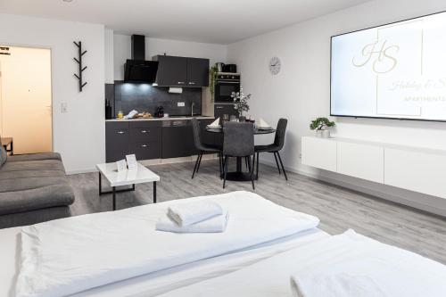 Postel nebo postele na pokoji v ubytování Holiday&Stay, Apartment Stay, Küche, 85Zoll TV, WLAN
