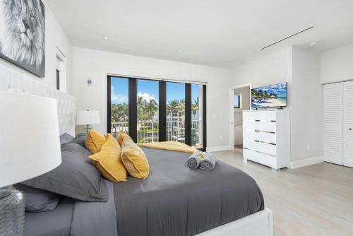 una camera da letto con un letto grande con cuscini gialli di Villa Costa a Hollywood