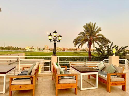 Balcon ou terrasse dans l'établissement Royal Nile Villa - Luxury Nile Sky Penthouse 1
