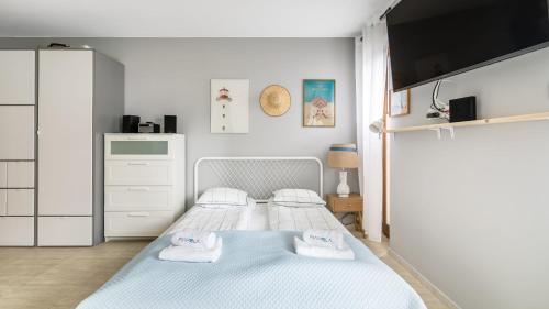 En eller flere senge i et værelse på BALTIC PARK A Apartamenty PIAMOLA