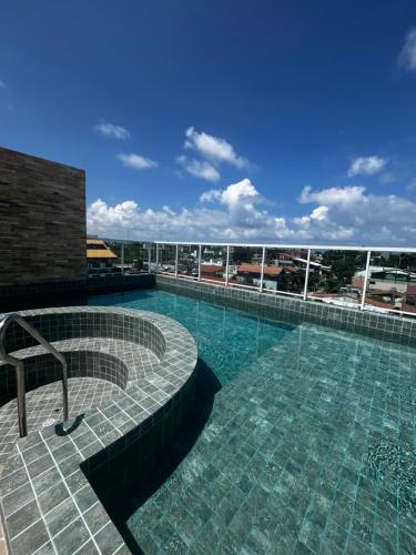 una piscina en la parte superior de un edificio en Flat com Hidromassagem Privativa no Centro De Porto de Galinhas - Sol e Mar Residence, en Porto de Galinhas