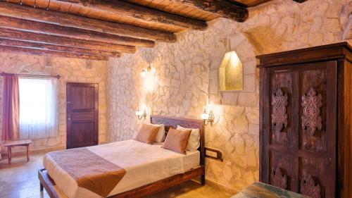 Postel nebo postele na pokoji v ubytování Vanessa Cave Hotel