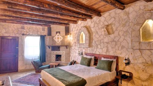 Postel nebo postele na pokoji v ubytování Vanessa Cave Hotel