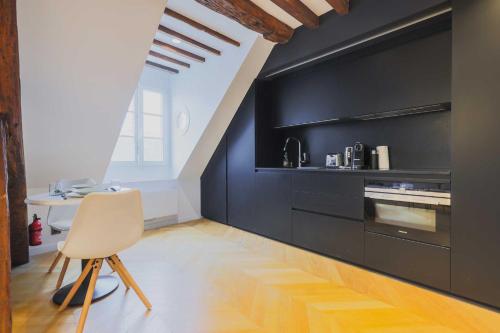 Modern flat -1BR-2P- in the heart of the Marais