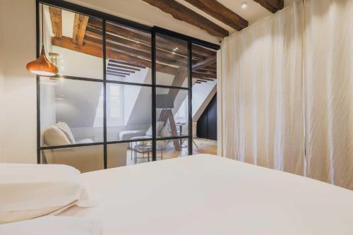 Modern flat -1BR-2P- in the heart of the Marais
