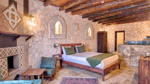 Postel nebo postele na pokoji v ubytování Vanessa Cave Hotel