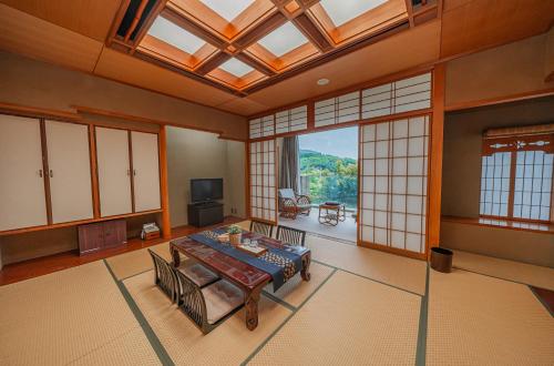 Una televisión o centro de entretenimiento en 錦月-熱海山莊 含送迎服务