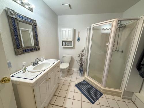 een badkamer met douche, wastafel en toilet bij Slice Of Paradise in Gravois Mills