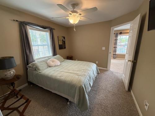 een slaapkamer met een bed met een roze kussen erop bij Slice Of Paradise in Gravois Mills