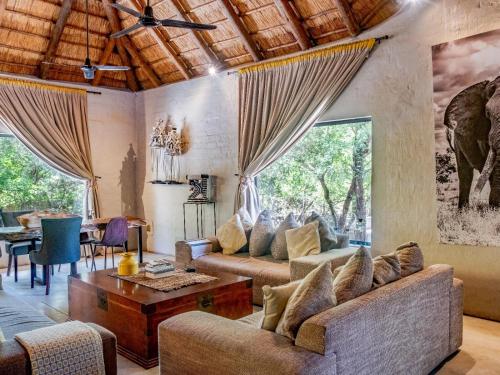Χώρος καθιστικού στο Croc Orvyll's Kruger Lodge