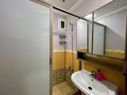 une salle de bain avec un lavabo et un miroir dans l'établissement Luxury appartement centre ville Fes - French Touch, à Fès
