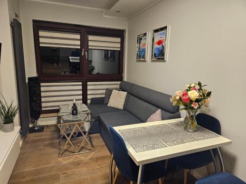 un soggiorno con un divano e un tavolo di Apartament Chmielna - Waterlane Island a Danzica