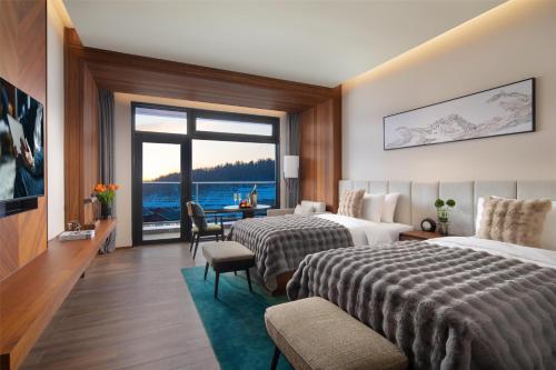 Postel nebo postele na pokoji v ubytování Oakwood Suites Chongli